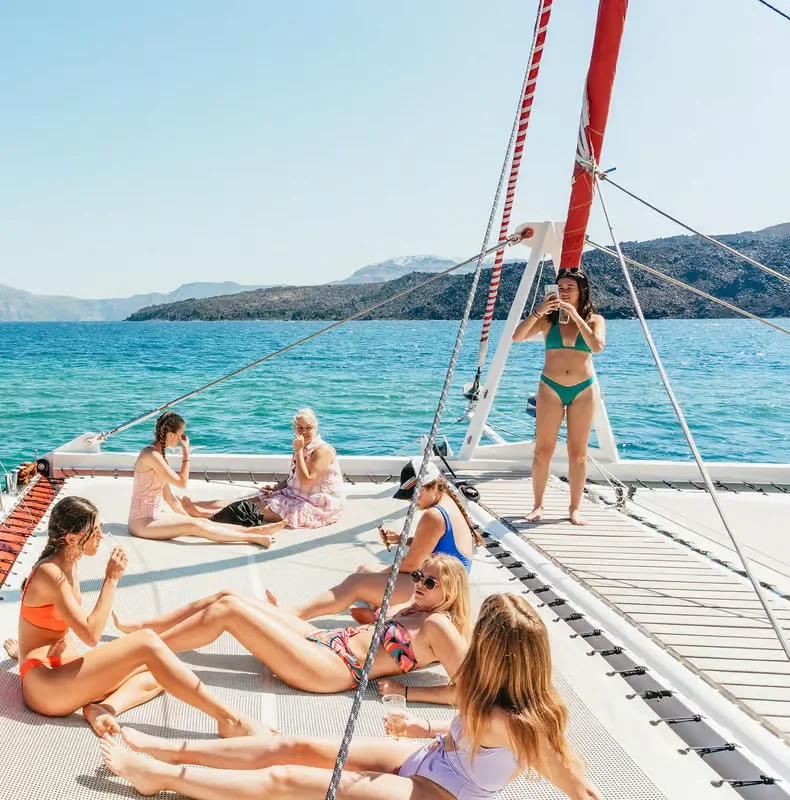 Santorini: Katamarán túra grillezéssel, italokkal és zenével – programajánló Szantorini környékén