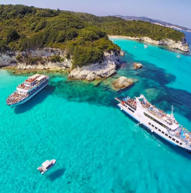 Korfu szigetéről: Antipaxos és Paxos kék barlangjai hajókirándulás – programajánló Korfu környékén