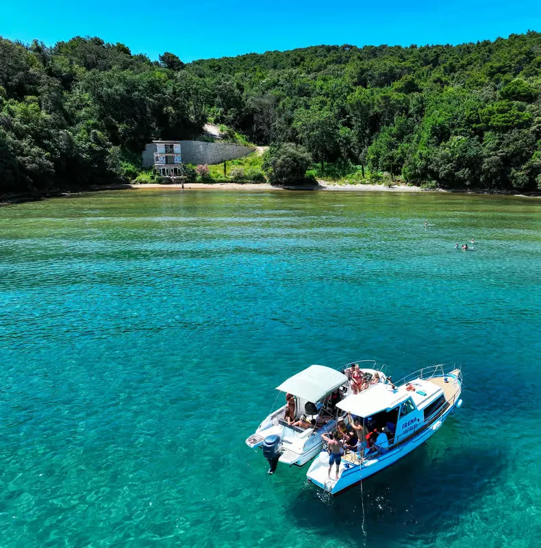 Zadar: Hajótúra Prekóba, Osljakba, Kaliba és sznorkelezés + korlátlan borfogyasztás – programajánló Zadar környékén