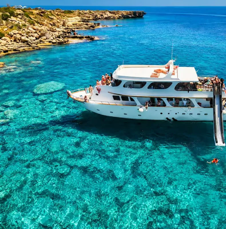 Protaras: Turtle Dream Lux-Yacht, nagy csúszda és fakultatív grillezés – programajánló Ayia Napa környékén