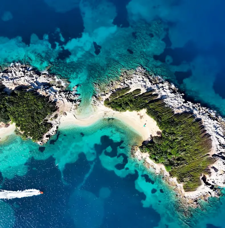 Ksamil: Motorcsónakos túra 5 szigethez és megálló az Iker-szigeten – programajánló Ksamil környékén