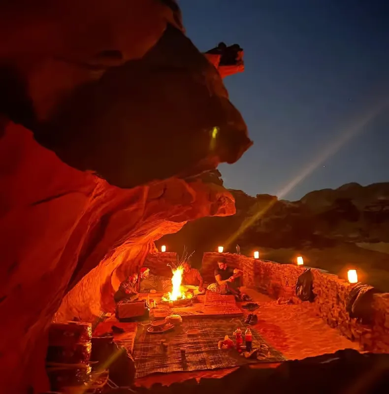 Wadi Rum: Egész napos JEEP TÚRA éjszakával/3 étkezéssel – programajánló Petra környékén