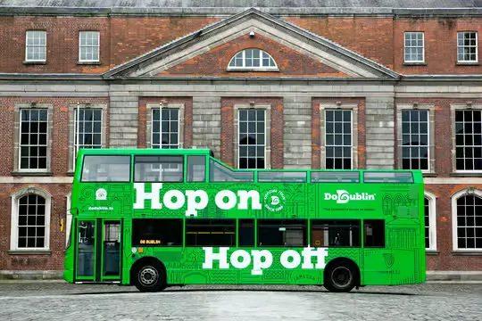 Dublin: Az eredeti hop-on hop-off buszos városnézés ÉLŐ KOMMENTÁRRAL – programajánló Dublin környékén