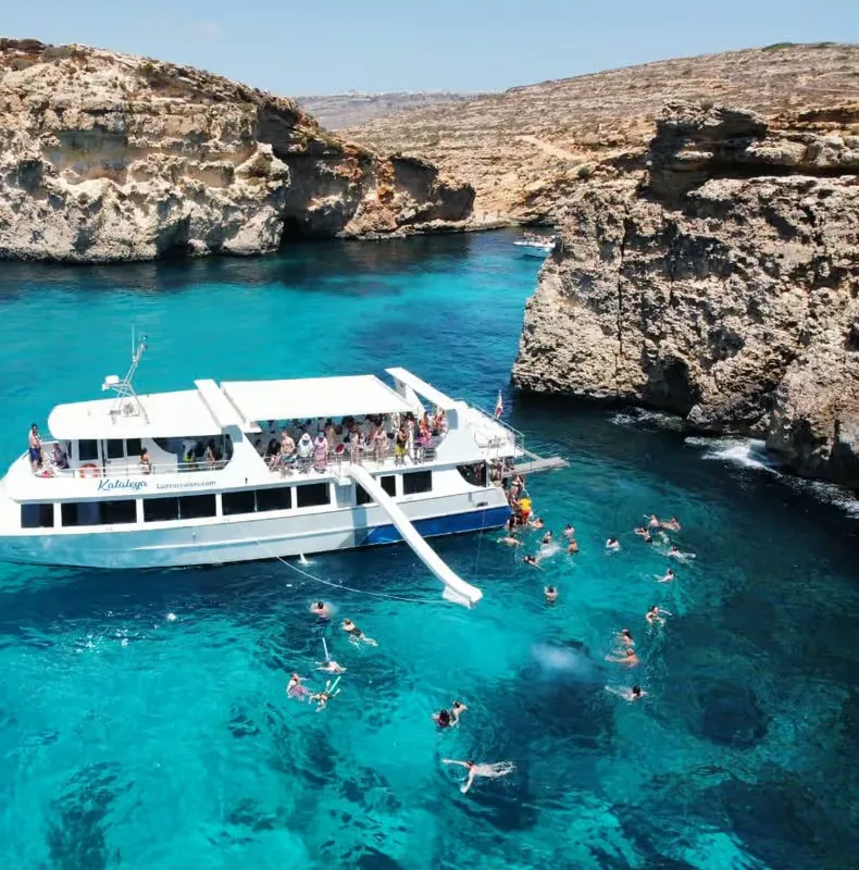 Comino: Blue Lagoon, Crystal Lagoon és tengeri barlangok – programajánló Qawra környékén