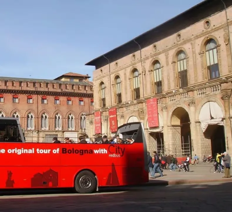 Bologna: városnéző túra nyitott buszon és helyi ételkóstolás – programajánló Bologna környékén
